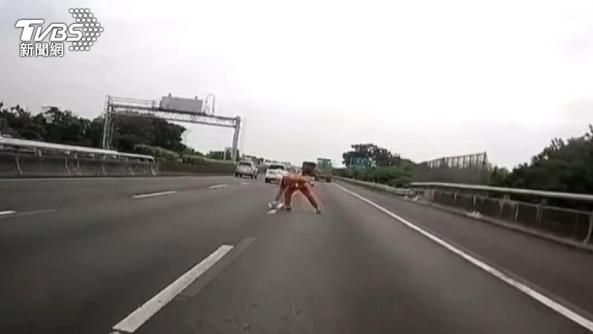 工程人員國道撿貨物滾綁帶遭撞!(圖/TVBS)