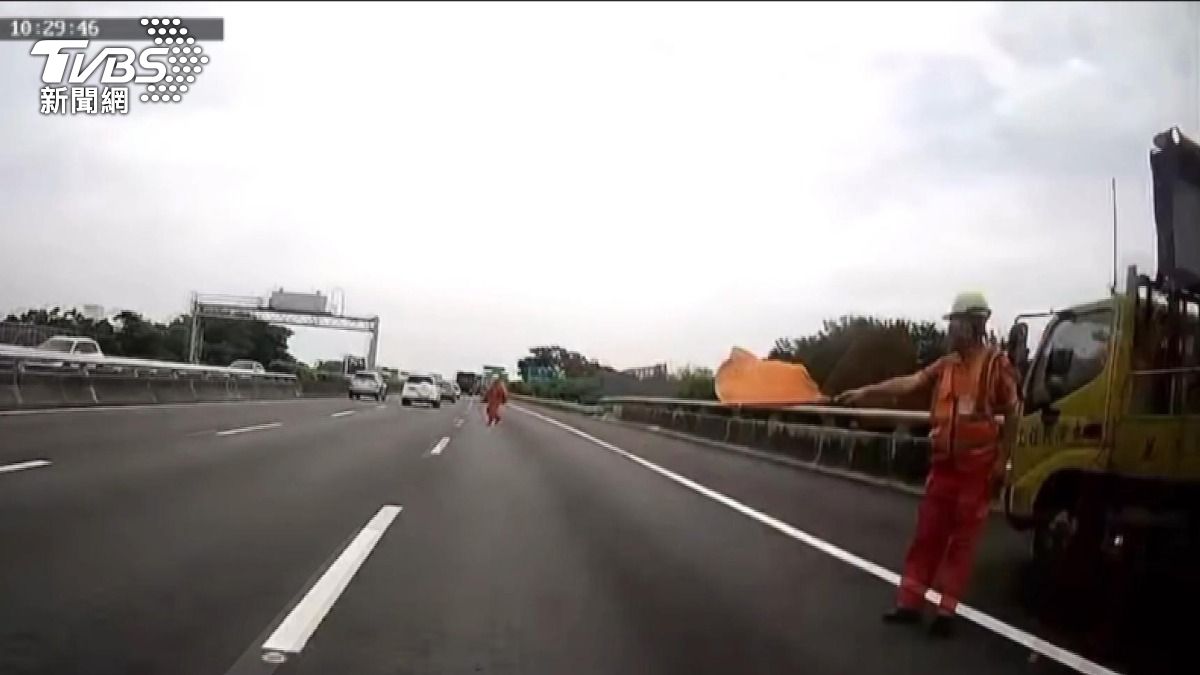 事發前有工程人員揮旗指揮,遊覽車還是閃避不及。(圖/TVBS)