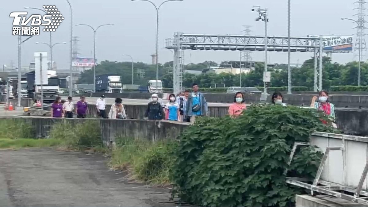 車上41名乘客下車,等待其他車輛接駁。(圖/TVBS)