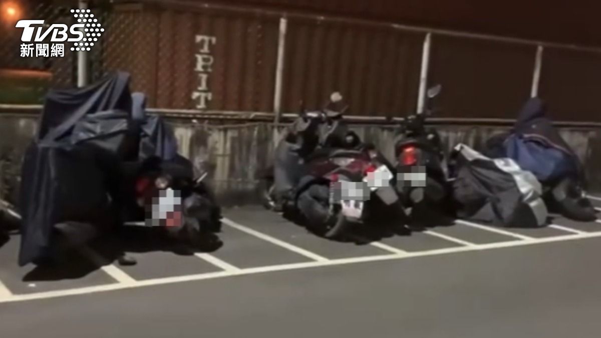 一整排10輛機車遭撞毀。(圖/TVBS)