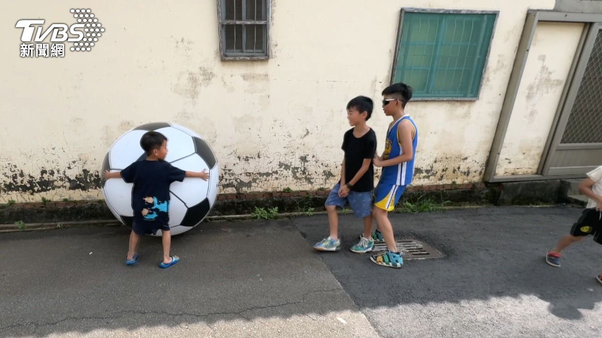 小朋友玩著直徑一公尺的大足球。(圖/TVBS)