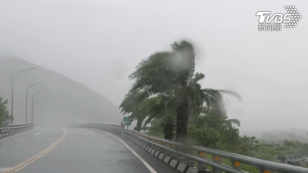 氣象署針對花東地區發布豪大雨警戒,提醒民眾持續注意天候變化。(圖/TVBS)