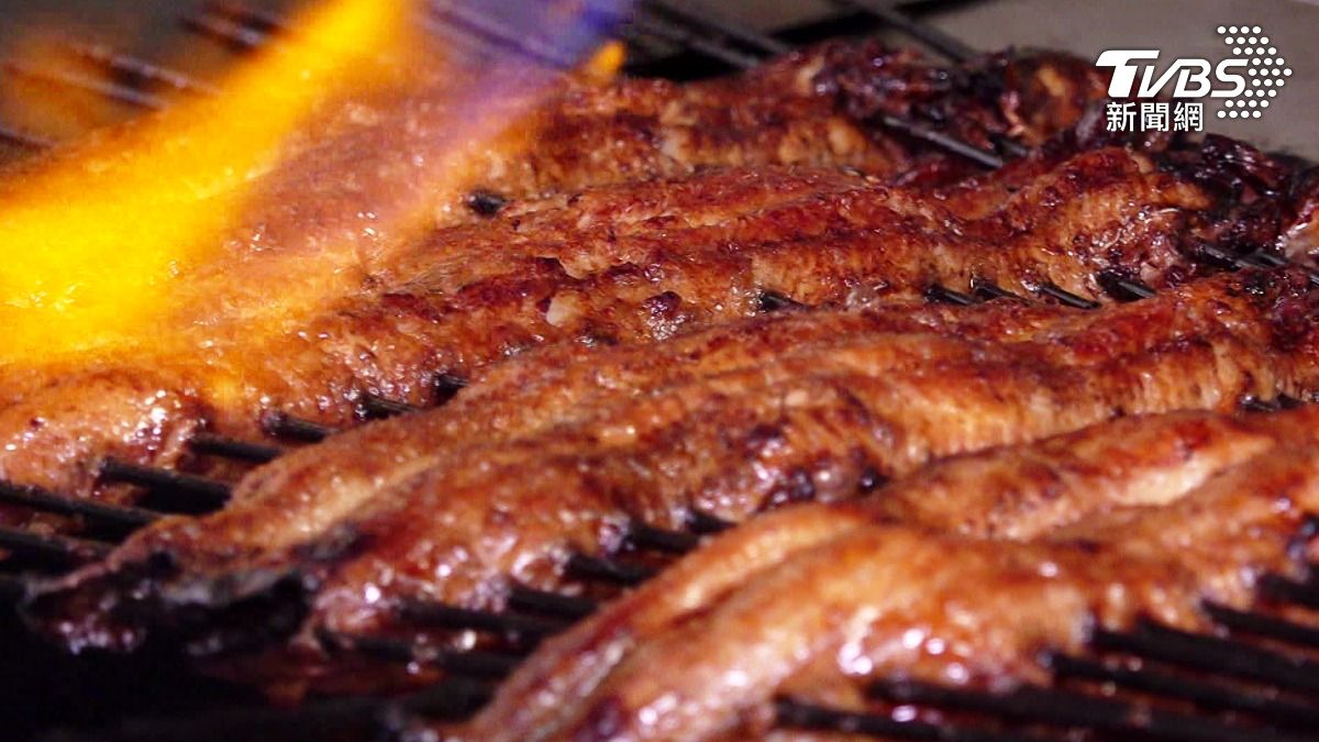土用丑日！鰻魚飯買1送1限百份，民眾早2小時排隊。（圖／TVBS）