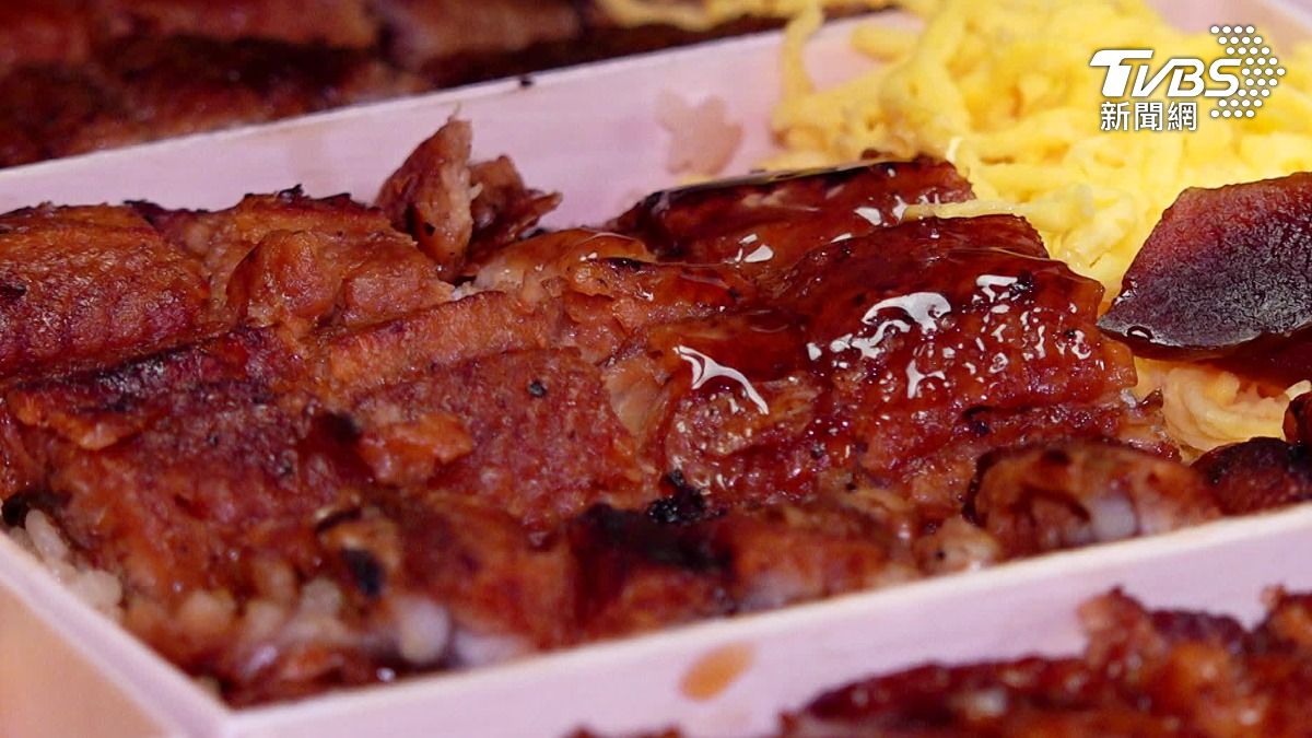 土用丑日！鰻魚飯買1送1限百份，民眾早2小時排隊。（圖／TVBS）