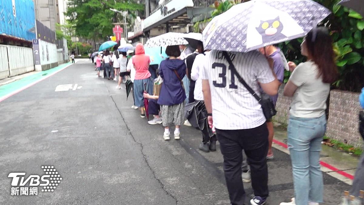土用丑日！鰻魚飯買1送1限百份，民眾早2小時排隊。（圖／TVBS）