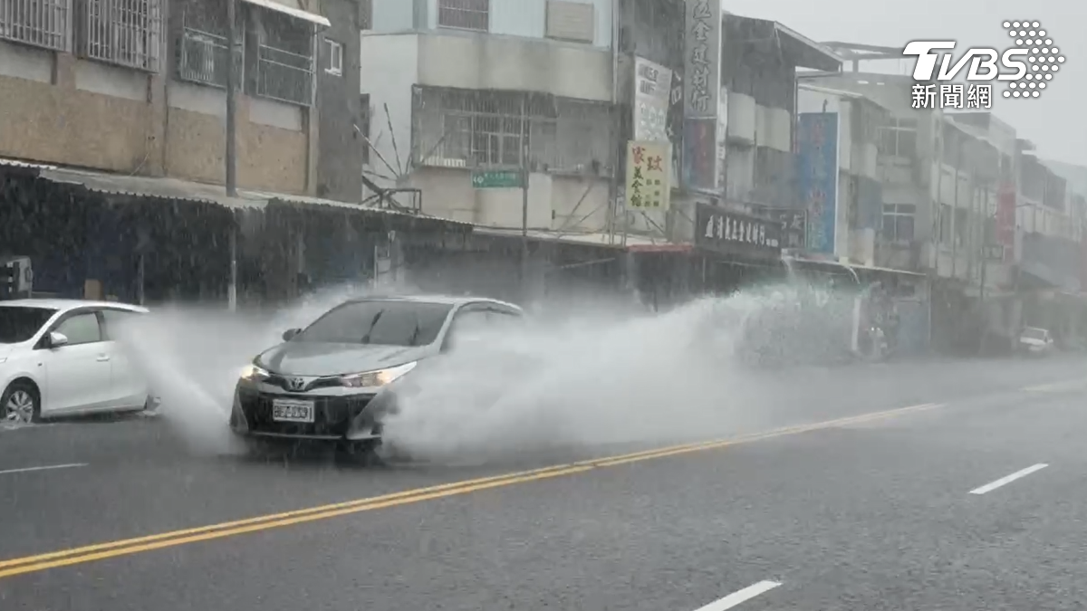 薇帕颱風的影響使台東地區交通大受影響,多條道路積水嚴重。(圖/TVBS)
