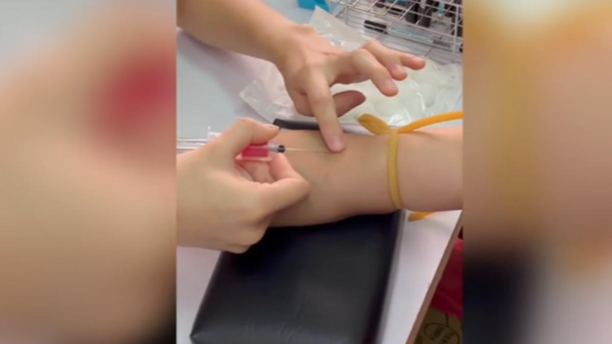 陳忠慶和周台英記者會遲到5分鐘,參加30分就先離席。(圖/受害學生提供)