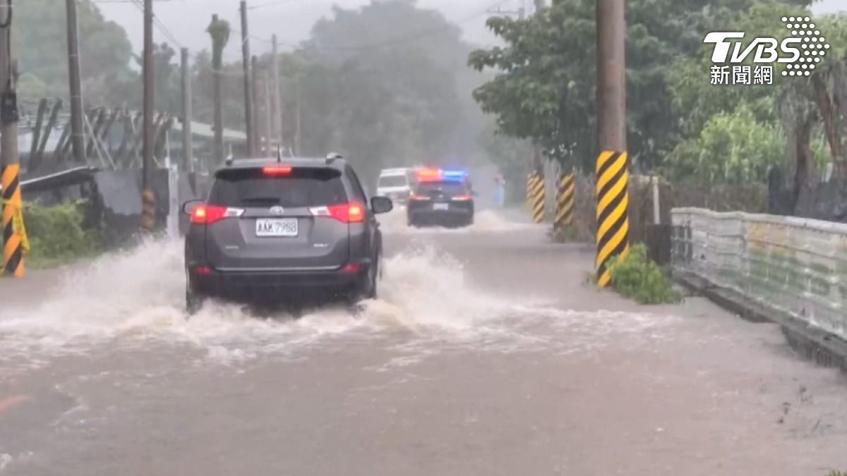 台東多處道路嚴重積水,車輛通行困難。(圖/TVBS)