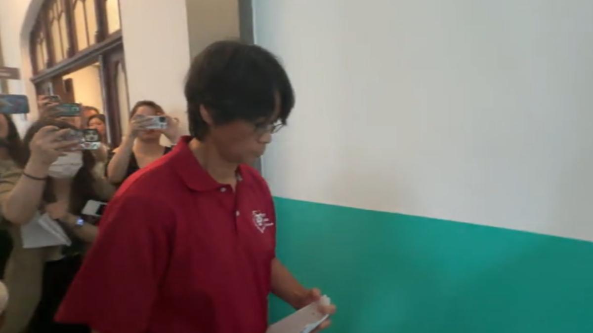 教練周台英半小時後快步離去。(圖/TVBS)