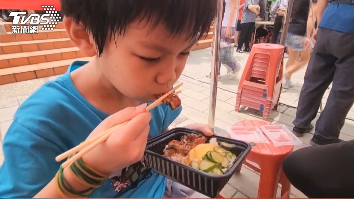 小朋友品嚐蒲燒鰻魚飯,吃得津津有味。(圖/TVBS)