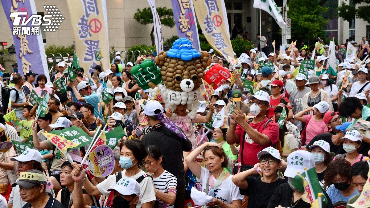 活動開始前半小時,濟南路會場就湧入不少人潮。(圖/胡瑞麒攝)