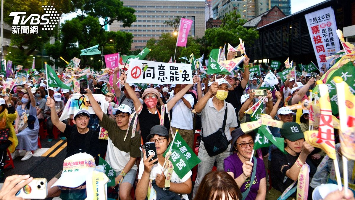 民眾高舉同意罷免標語。(圖/胡瑞麒攝)