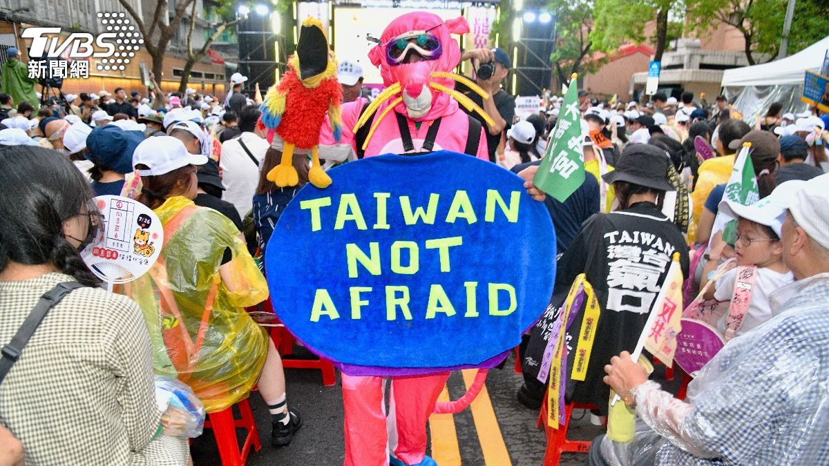 民眾自備創意裝扮。(圖/胡瑞麒攝)