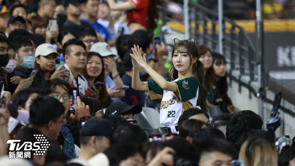 台鋼雄鷹啦啦隊成員一粒。(圖/華子琛攝)