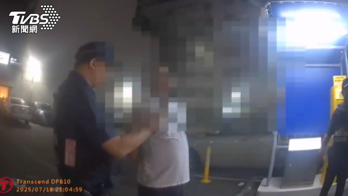 警方對林姓男子實施酒測,酒測值高達0.52毫克。(圖/警方提供)