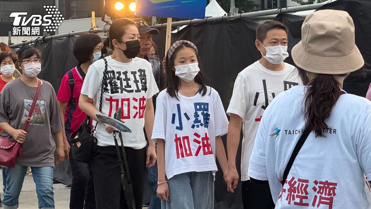 羅廷瑋支持者身穿「羅廷瑋加油」Ｔ恤。（圖／陳怡潔攝）