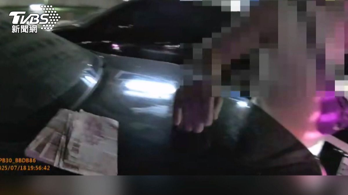 林姓男子當警面前,甩出一疊將近2萬塊現鈔。(圖/警方提供)