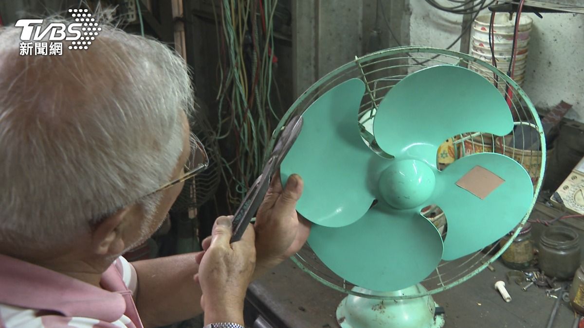 75歲師傅50年情!古董電扇修復大師現身。(圖/TVBS)