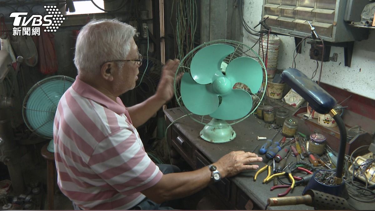 超過50年的大同電扇擺在工作台上,老師傅仔細檢查。(圖/TVBS)