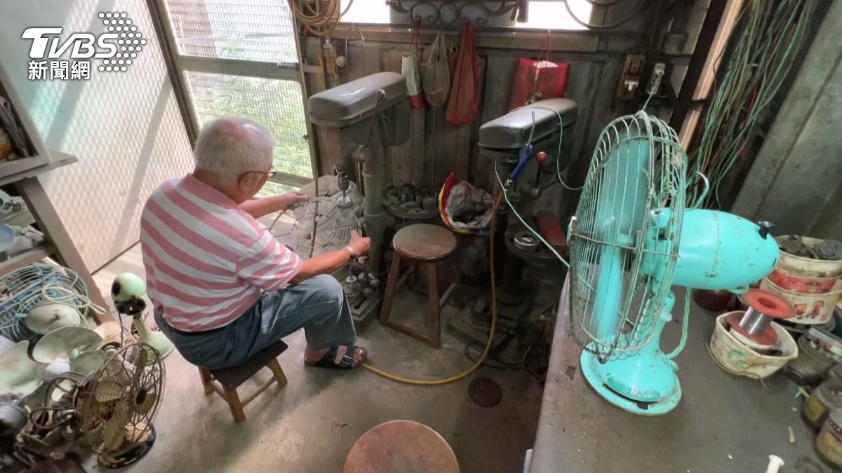 半世紀執著!75歲師傅修古董電扇,一拆開就忘記吃飯。(圖/TVBS)