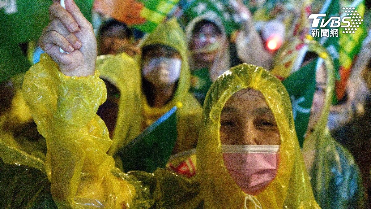 民眾冒雨參加晚會。(圖/胡瑞麒攝)