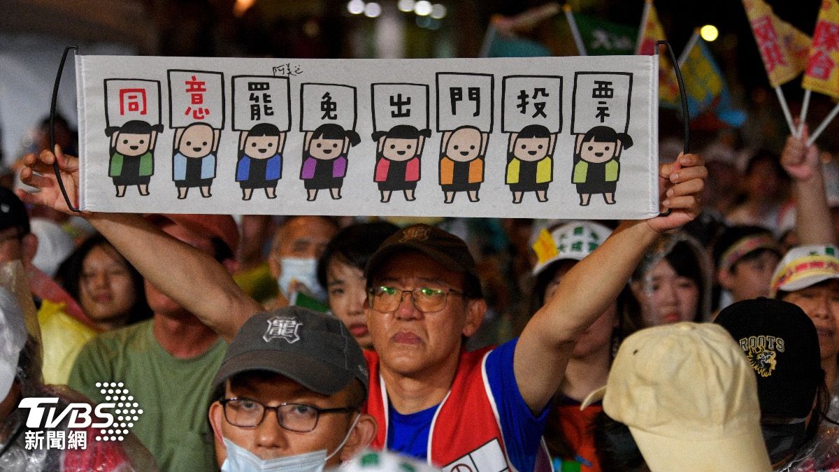 現場民眾高舉「同意罷免」標語。（圖／胡瑞麒攝）