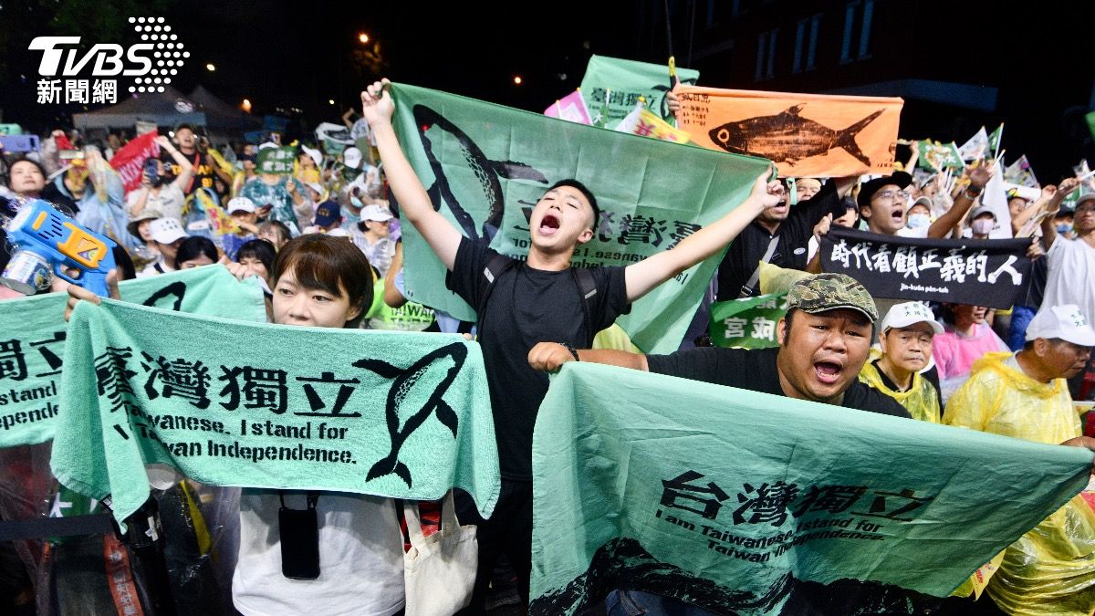 現場民眾拿「台灣獨立」旗幟。（圖／胡瑞麒攝）