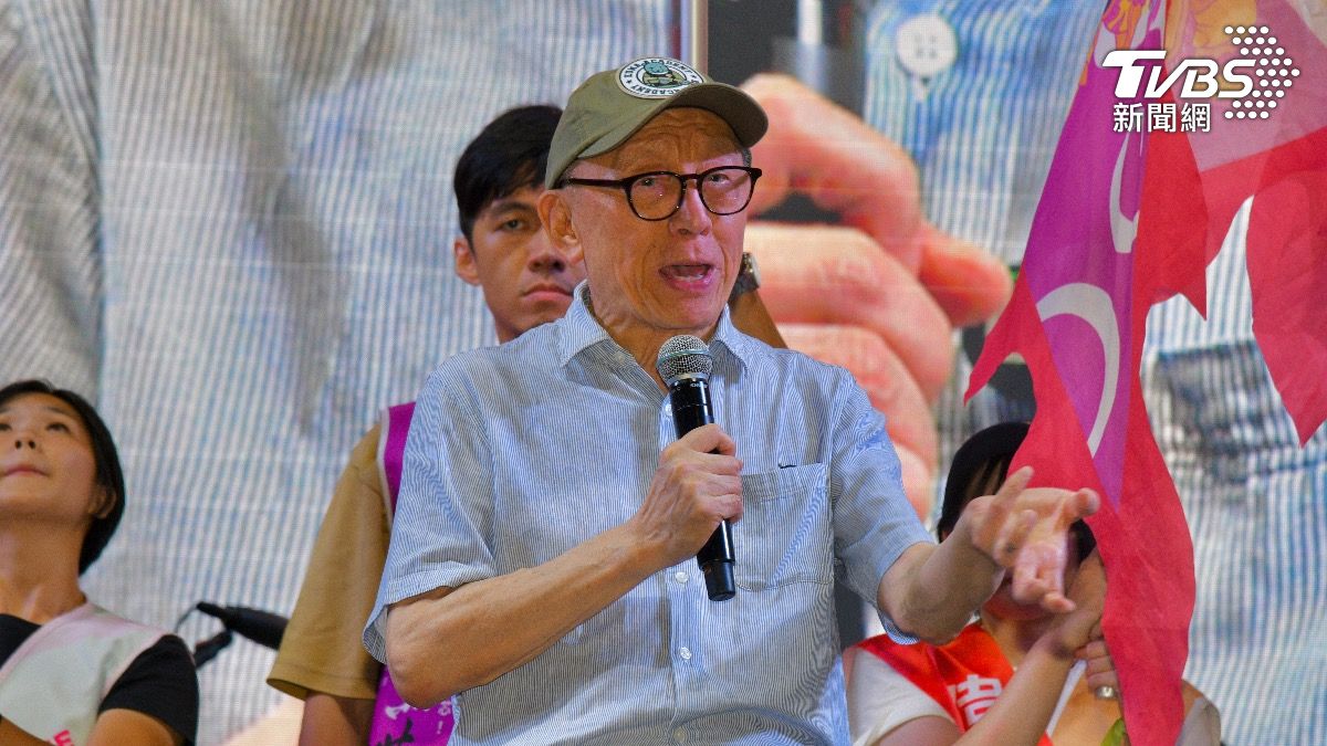 曹興誠登台演說。（圖／胡瑞麒攝）
