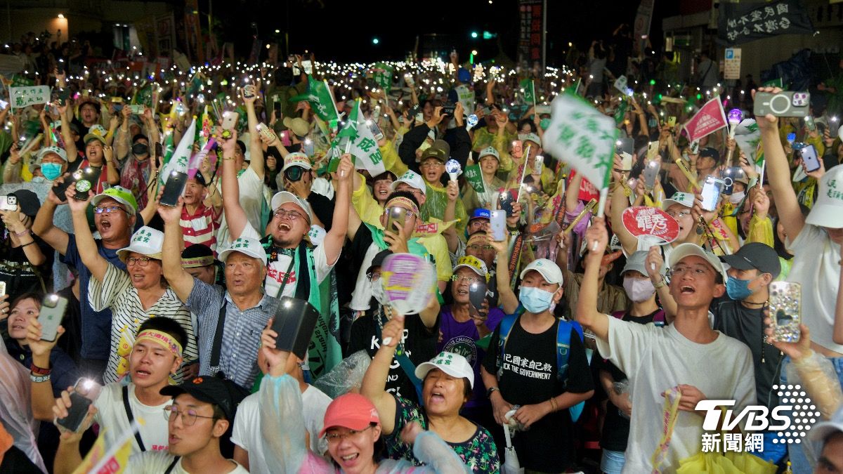 現場民眾開啟手機閃光燈，呈現一片燈海。（圖／胡瑞麒攝）
