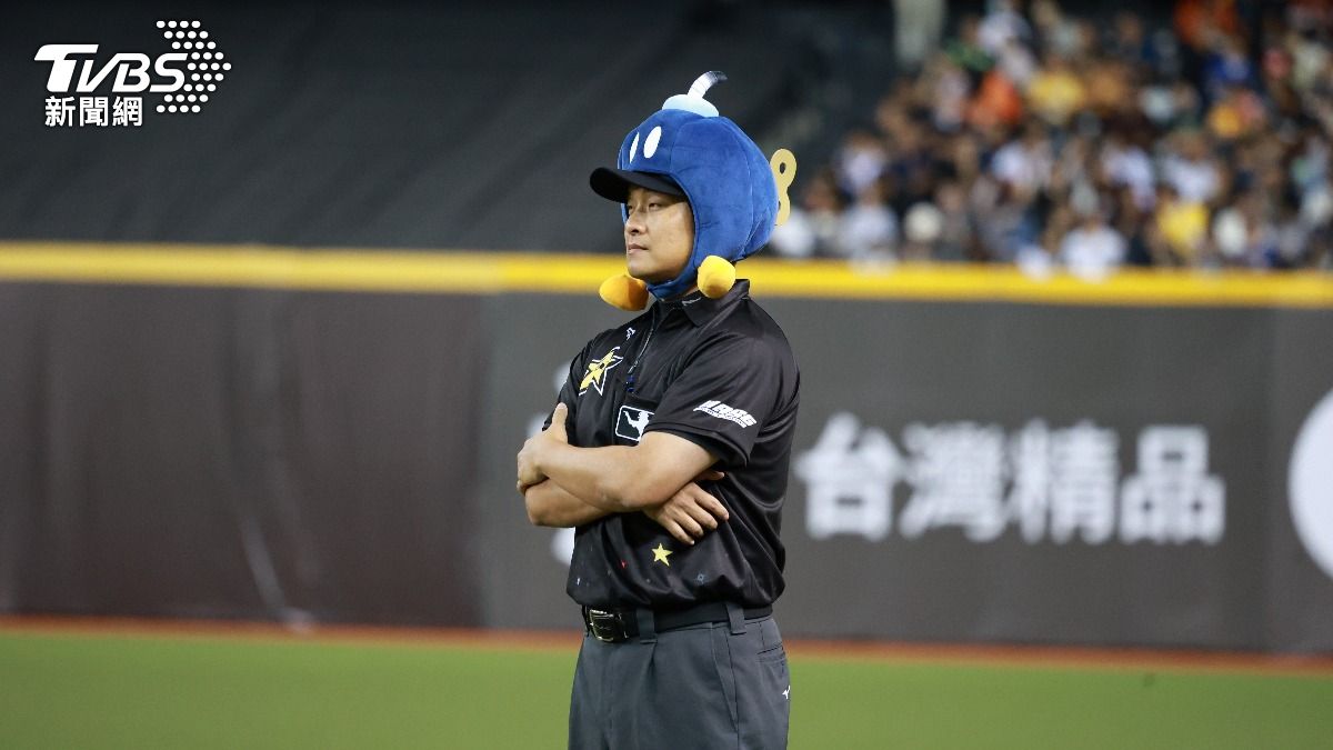 中職明星賽現場球員、裁判、教練換上任天堂裝扮。(圖/華子琛攝)