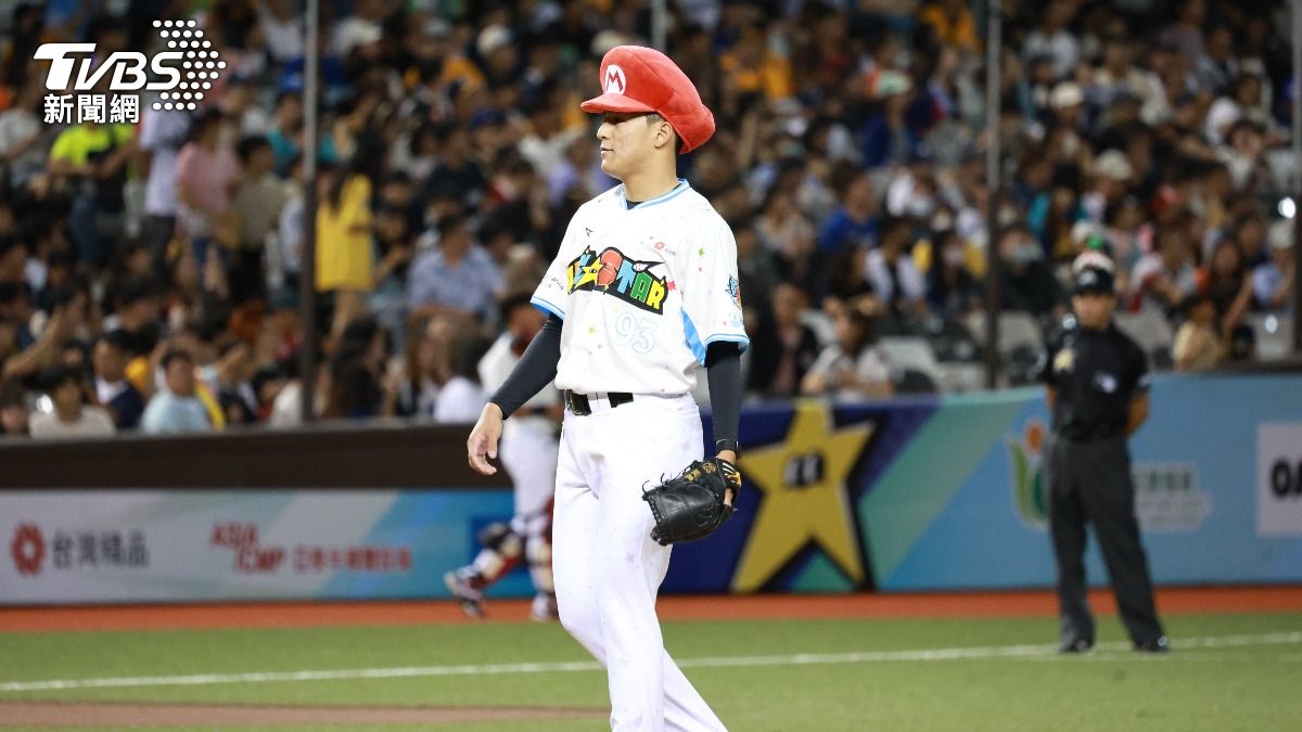 中職明星賽現場球員、裁判、教練換上任天堂裝扮。(圖/華子琛攝)