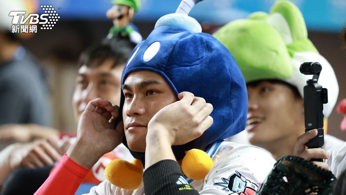 中職明星賽現場球員、裁判、教練換上任天堂裝扮。(圖/華子琛攝)