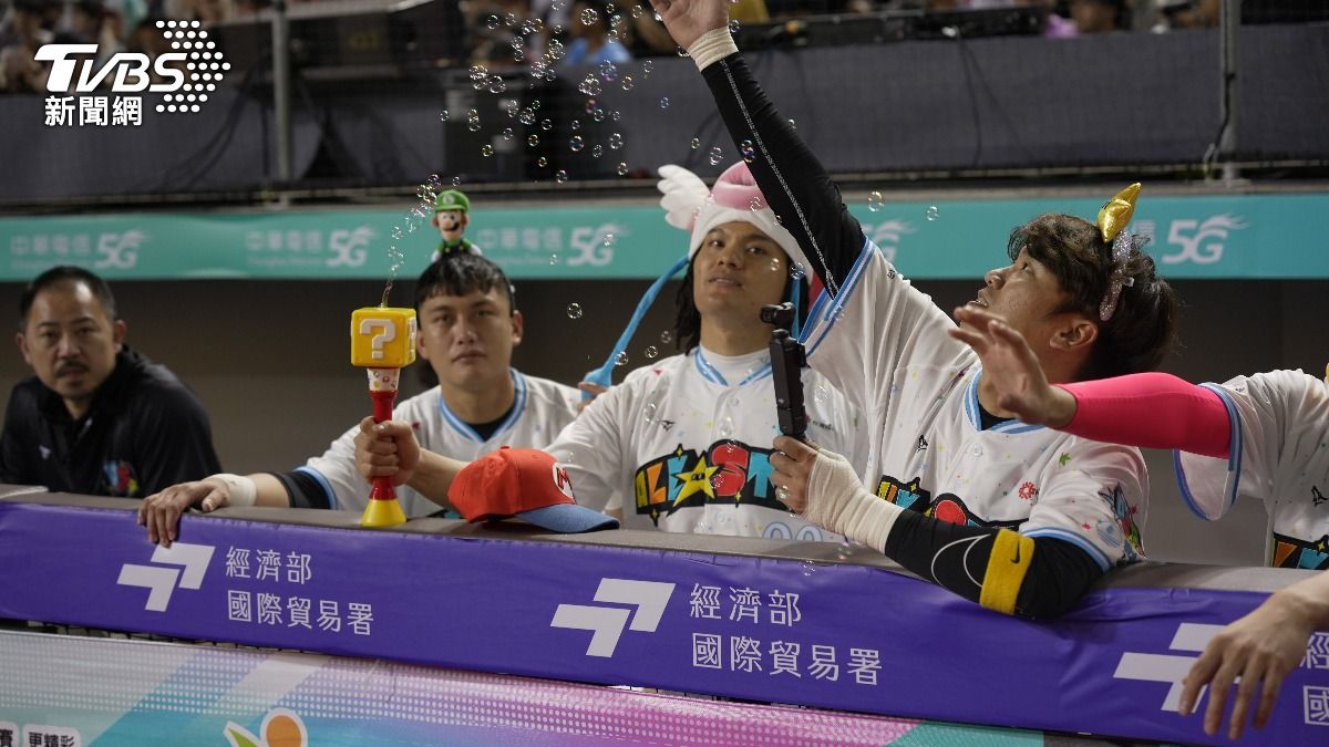 中職明星賽現場球員、裁判、教練換上任天堂裝扮。(圖/華子琛攝)