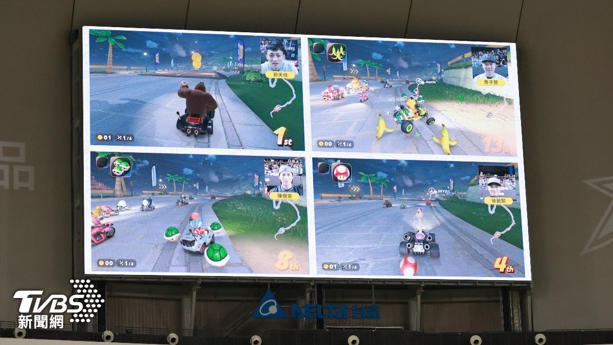 陳傑憲、詹子賢、郭天信、徐若熙用大螢幕開玩Nintendo Switch 2最新遊戲《瑪利歐賽車世界》。(圖/華子琛攝)