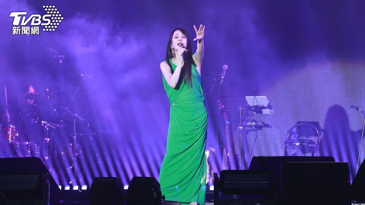 歌手温嵐出道26年首次舉辦台北售票演唱會,帶來多首經典歌曲。(圖/黃城碩攝)