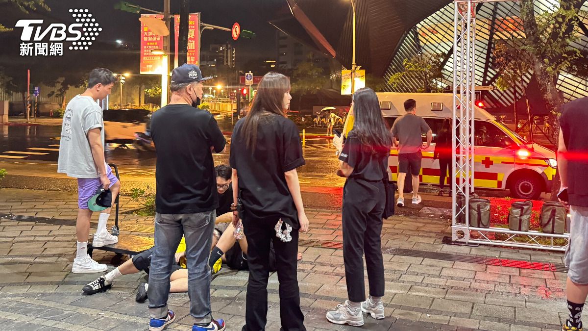 有歌迷喝醉身體不適,救護車也立刻到場。(圖/黃城碩攝)