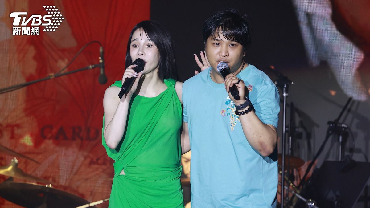 温嵐強忍喪父痛!揪親弟同台痛哭失聲 對唱紅帽男甜曝是男友