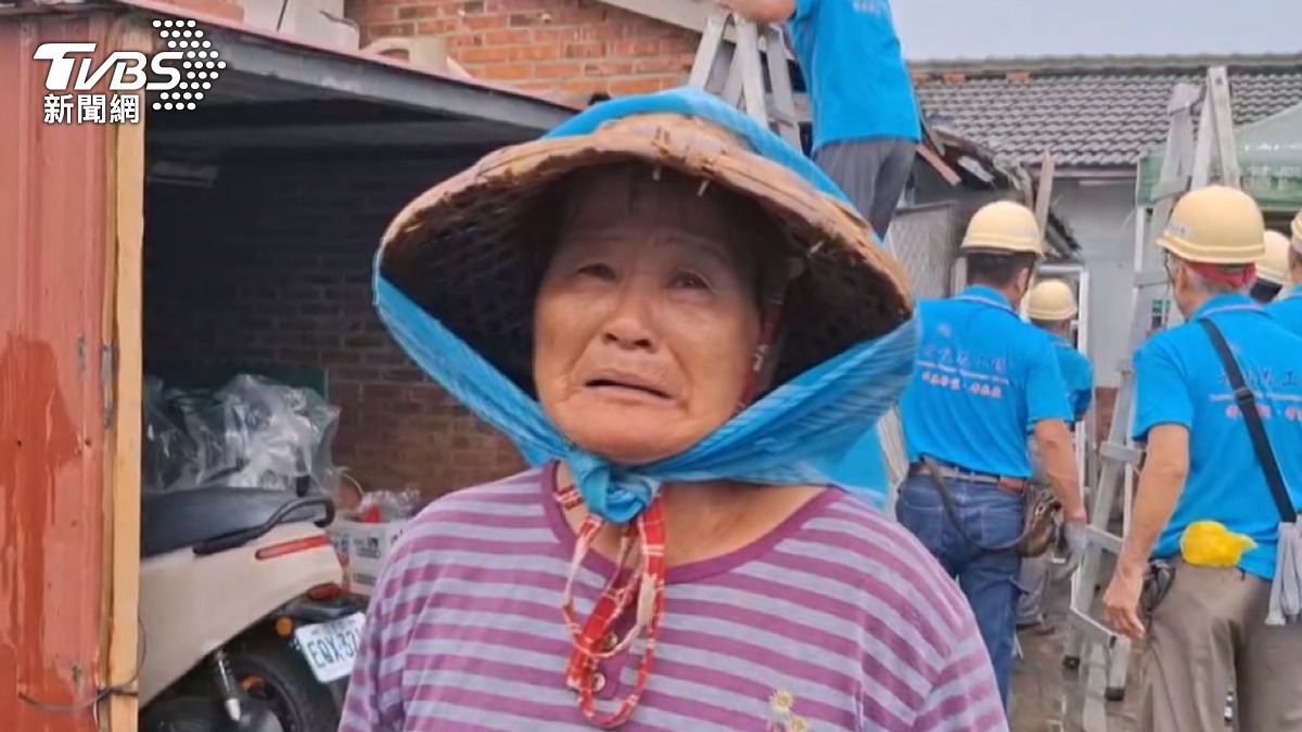 嘉義東石7旬阿嬤崩潰痛哭,傾訴屋頂遭天外飛來的鐵皮砸毀(圖/TVBS)