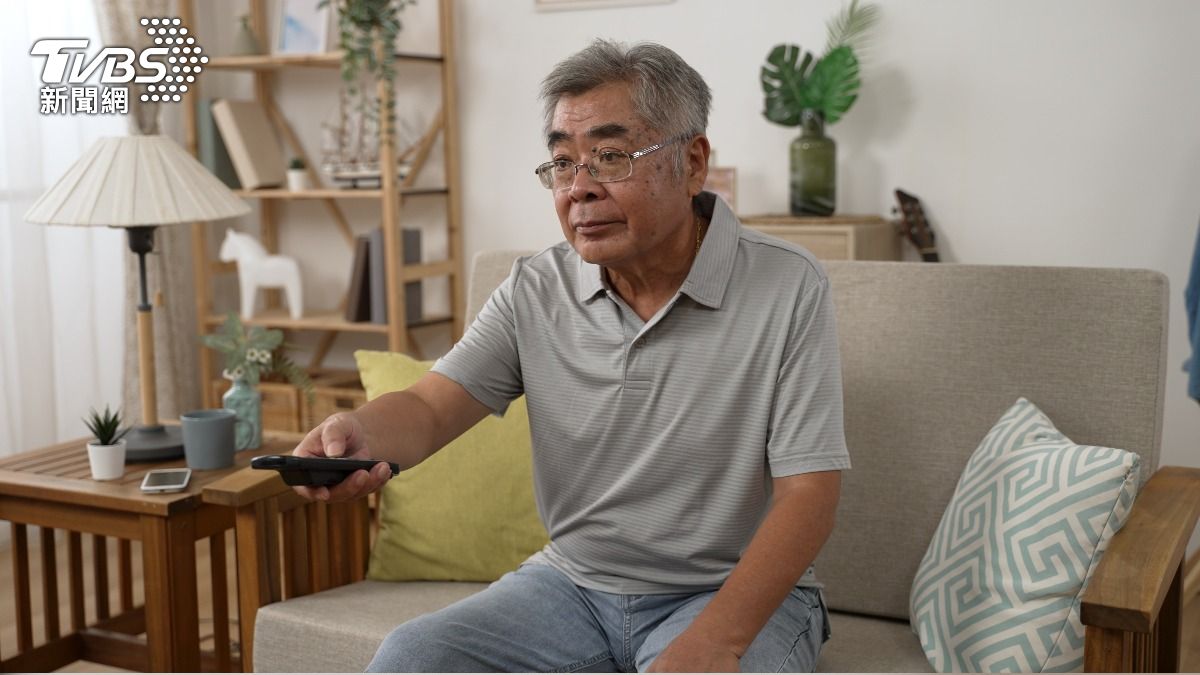 電視越開越大聲?醫示警聽力衰退「5徵兆」:失智風險增5倍