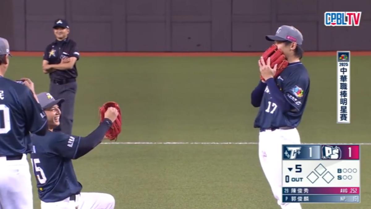 郭俊麟接棒給陳冠宇時,直接單膝下跪,上演求婚記。(圖/中職CPBL)