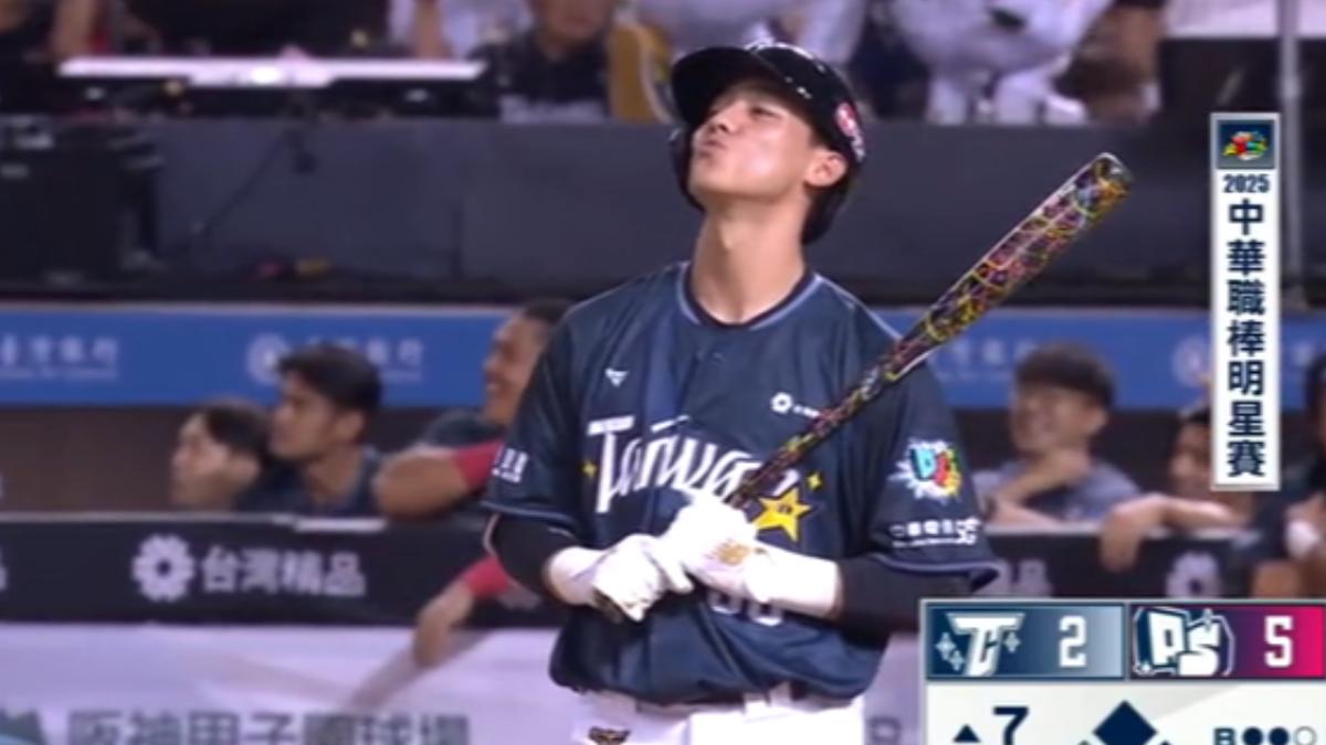 陳晨威送飛吻給啾啾。(圖/中職CPBL)