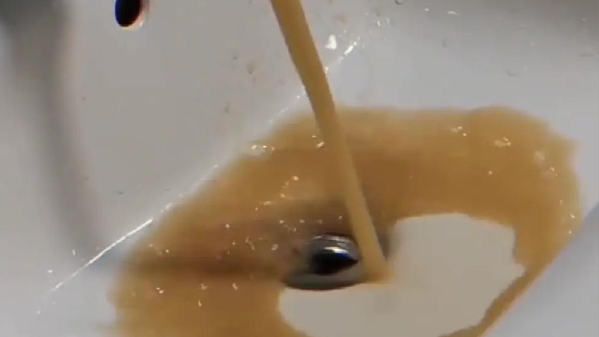 杭州自來水發黃飄惡臭「傳誤接糞水管」 水廠:每戶免費用5噸