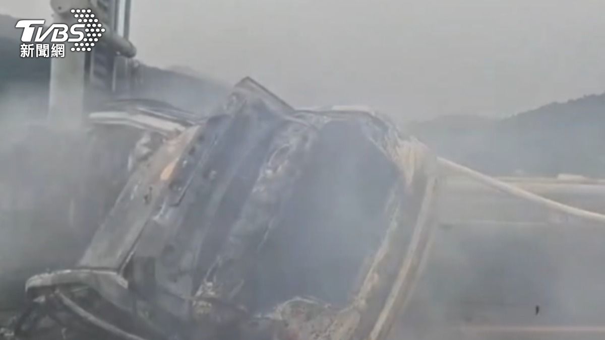 車體已明顯焦黑,駕駛死亡。(圖/TVBS)