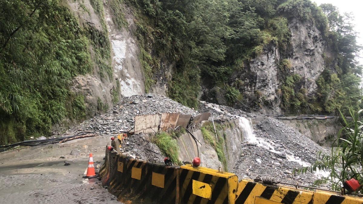 台20線多處道路邊坡坍方,阻斷雙向交通。(圖/翻攝自公路局官網)