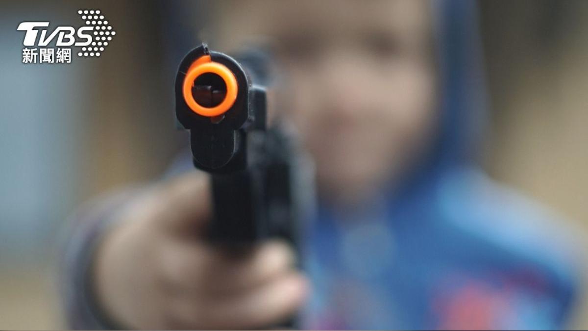 玩具釀禍!陸女童眼鏡遭「子彈射穿」角膜穿孔 玻璃異物卡眼內