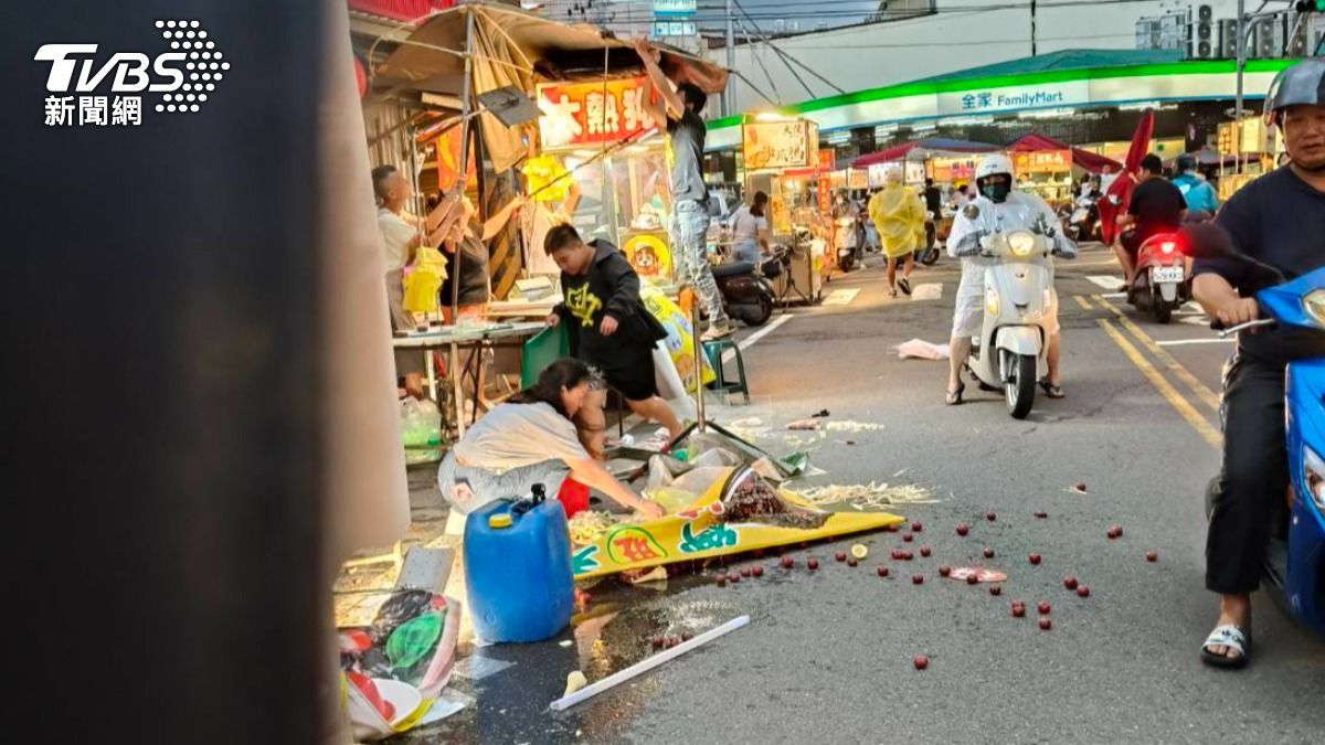 一陣大風襲來,攤位上的東西全撒了,傘被吹得東倒西歪,東西散落一地。(圖/TVBS)