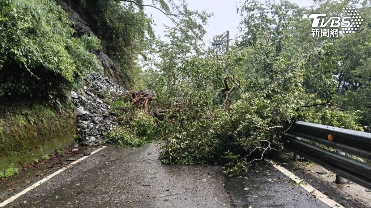 台20線向陽至新武橋部分路段因邊坡坍方，下午5時許前封閉通行。（圖／關山工務段提供）
