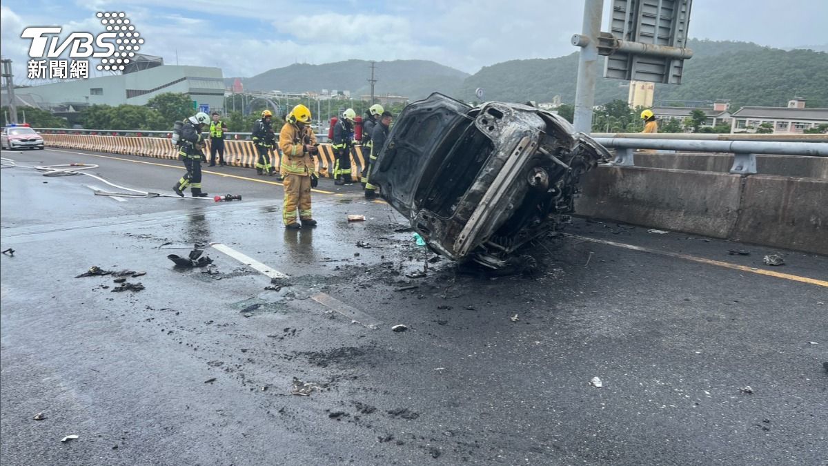 車體已被燒至焦黑。(圖/TVBS)