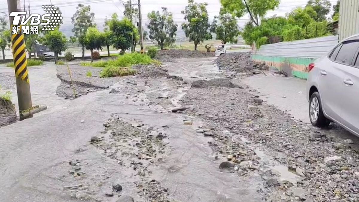 花蓮玉里暴雨,土石流沖毀居民家門口的道路。(圖/TVBS)