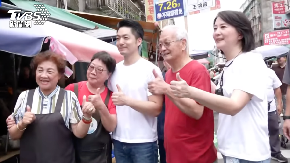 台北市長蔣萬安陪同王鴻薇掃市場催反罷免票。(圖/TVBS)